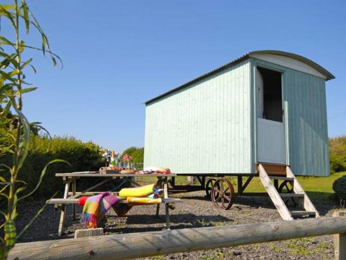 Shepherd's Hut in Southerndown, Vale of Glamorgan. Ideal for couples. Pet-friendly. Country setting.