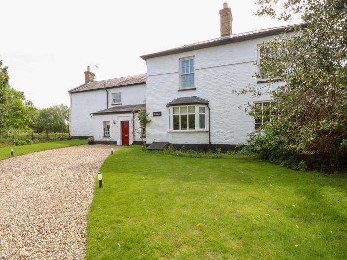 The Farmhouse in Felmingham near North Walsham, Norfolk. Off-road parking. Woodburning stove. 6beds.