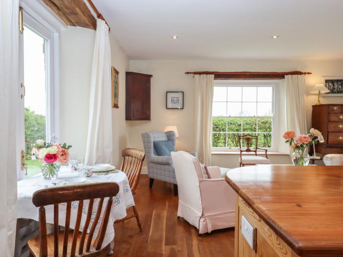 Monks Cottage is in Chagford, Devon. A romantic dwelling, with countryside views & in National Park.