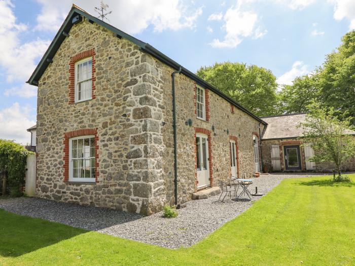 Monks Cottage is in Chagford, Devon. A romantic dwelling, with countryside views & in National Park.