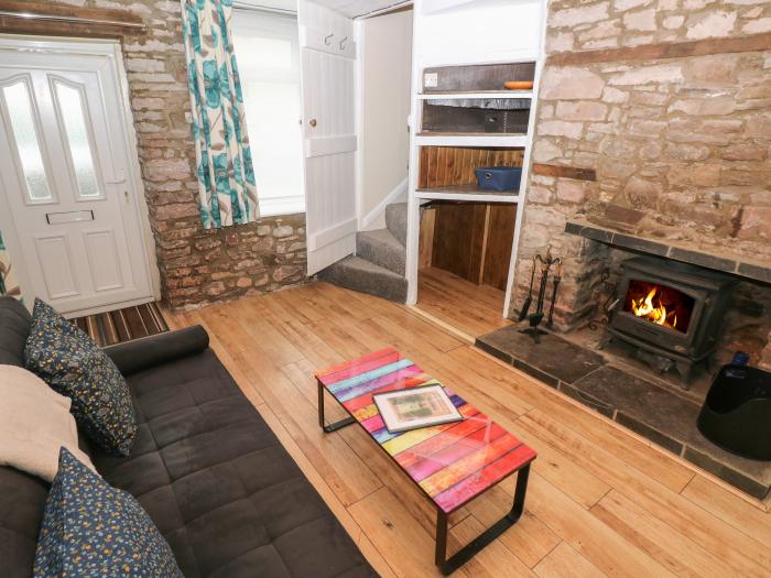 Rhif Deg, Brecon, Powys. Terraced, pet-friendly house. Near canal and Brecon Beacons National Park.