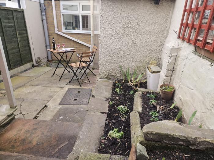 Rhif Deg, Brecon, Powys. Terraced, pet-friendly house. Near canal and Brecon Beacons National Park.