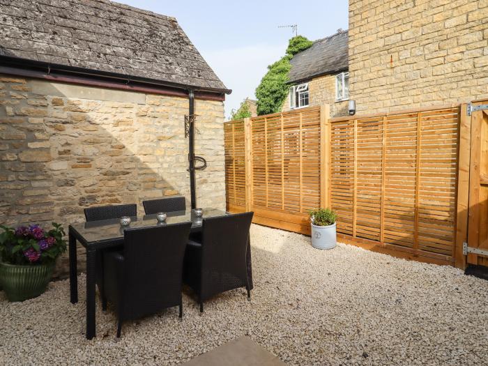 Mayfield Cottage, Crudwell near Malmesbury, Wiltshire. Near an AONB. Open plan. Ground-floor living.