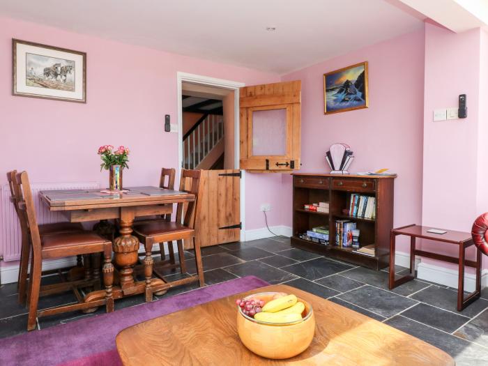 The Old Forge Cottage, Kilkhampton, Cornwall. Smart TV. Off-road parking. Close to amenities. Garden