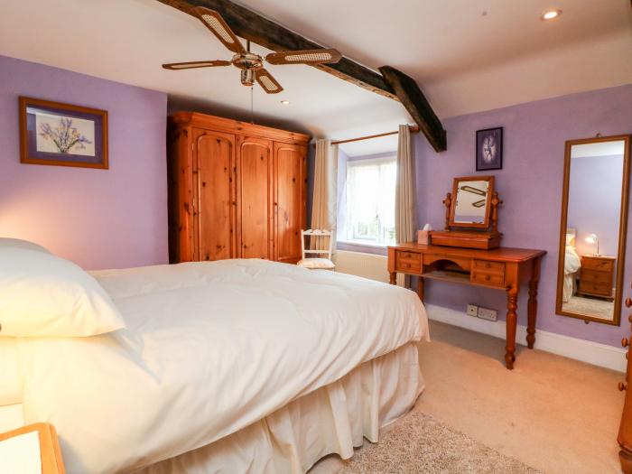 The Old Forge Cottage, Kilkhampton, Cornwall. Smart TV. Off-road parking. Close to amenities. Garden