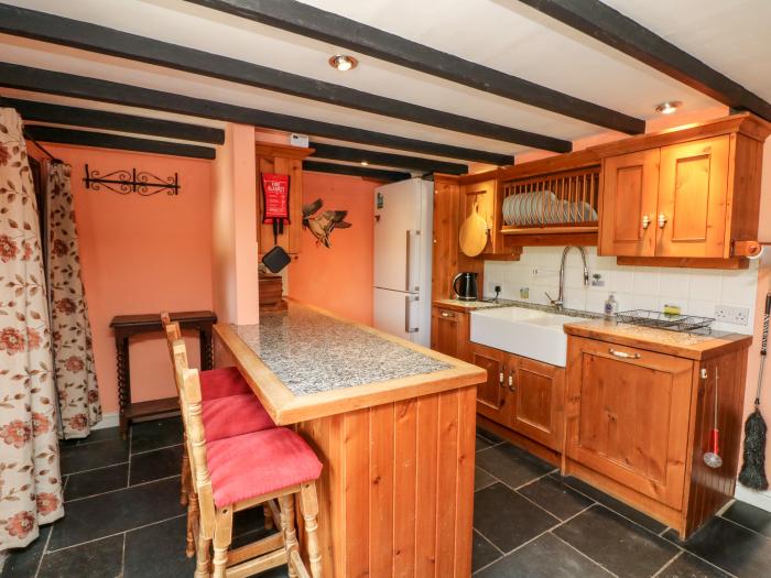 The Old Forge Cottage, Kilkhampton, Cornwall. Smart TV. Off-road parking. Close to amenities. Garden