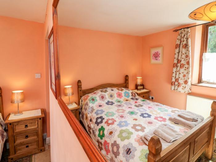 The Old Forge Cottage, Kilkhampton, Cornwall. Smart TV. Off-road parking. Close to amenities. Garden