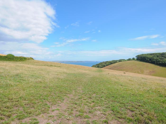 Midway Lodge, Cawsand, Kingsand, Cornwall. Pet-friendly. Close to a beach. Sea views. Electric stove