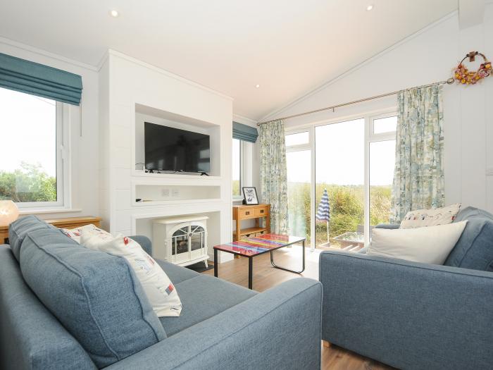 Midway Lodge, Cawsand, Kingsand, Cornwall. Pet-friendly. Close to a beach. Sea views. Electric stove