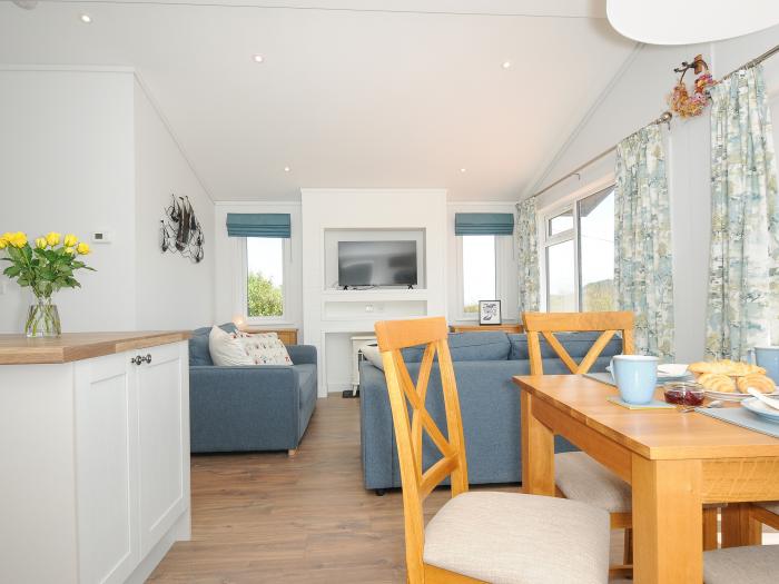 Midway Lodge, Cawsand, Kingsand, Cornwall. Pet-friendly. Close to a beach. Sea views. Electric stove