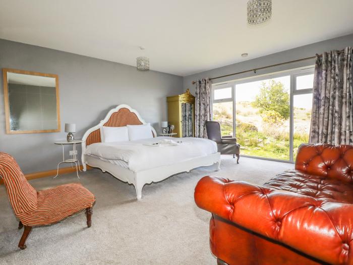 Wheal Tor, Pensilva, Cornwall. One-bedroom annexe, enjoying stunning views. Romantic & pet-friendly.