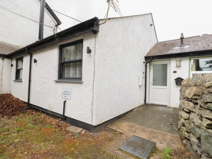 Fir Tree Cottage, Llanrug, Gwynedd. Pet-friendly. Open-plan. Close to a shop, a pub and a river.