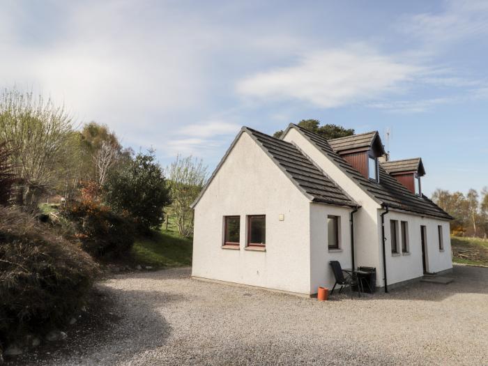 Balnabodach near to Inverness, Scottish Highlands. Pet-friendly. Enclosed garden and three bedrooms.