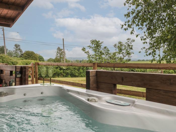 Pigsfoot Lodge, Ash Thomas near Halberton, Devon. Hot tub. Garden. Off-road parking. TV. WiFi. Pets.