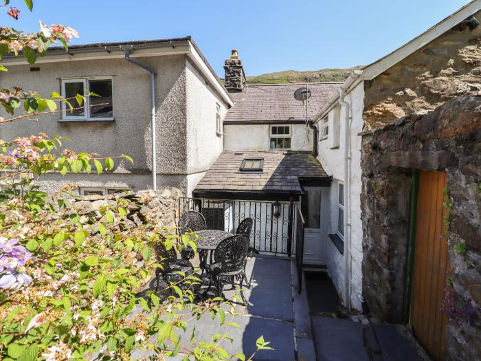 Llygoden Cottage, Beddgelert, Eryri National Park. Walking location. Two-bedrooms. Woodburning stove