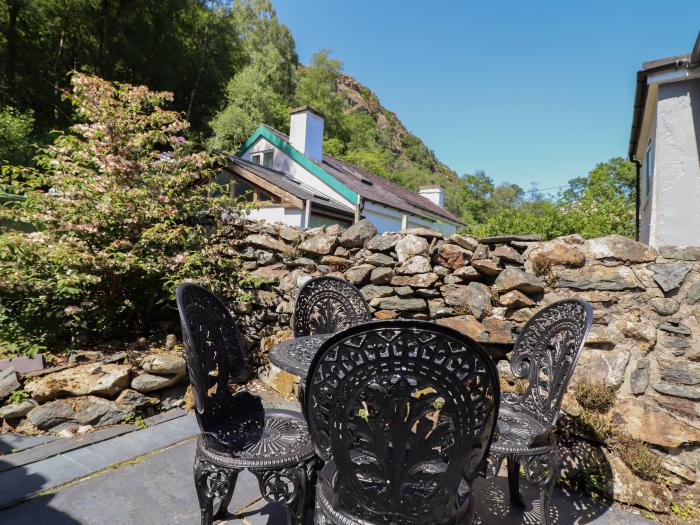 Llygoden Cottage, Beddgelert, Eryri National Park. Walking location. Two-bedrooms. Woodburning stove