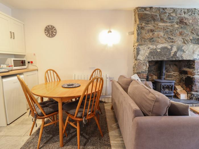 Llygoden Cottage, Beddgelert, Eryri National Park. Walking location. Two-bedrooms. Woodburning stove