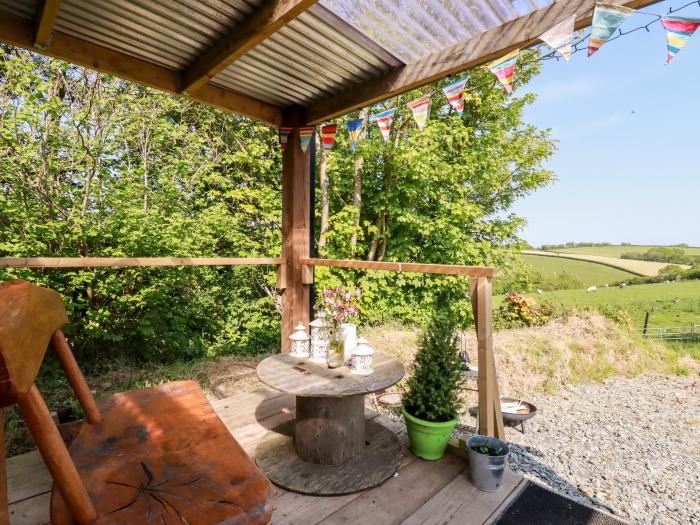 Shepherds Retreat, is in Maxworthy near Crackington Haven, Cornwall. Couples. Off-road parking. 1bed
