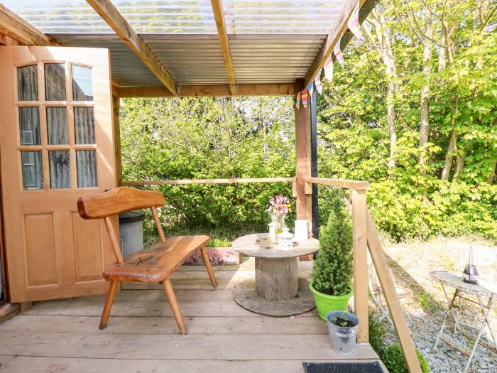 Shepherds Retreat, is in Maxworthy near Crackington Haven, Cornwall. Couples. Off-road parking. 1bed