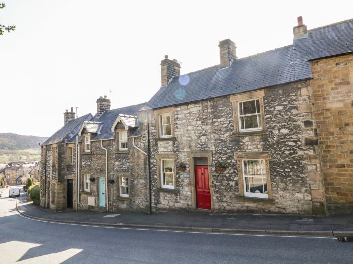 Knoll Cottage, Bakewell, Peak District. Pet-friendly. Close to a shop, pub and a river. WiFi and TV.