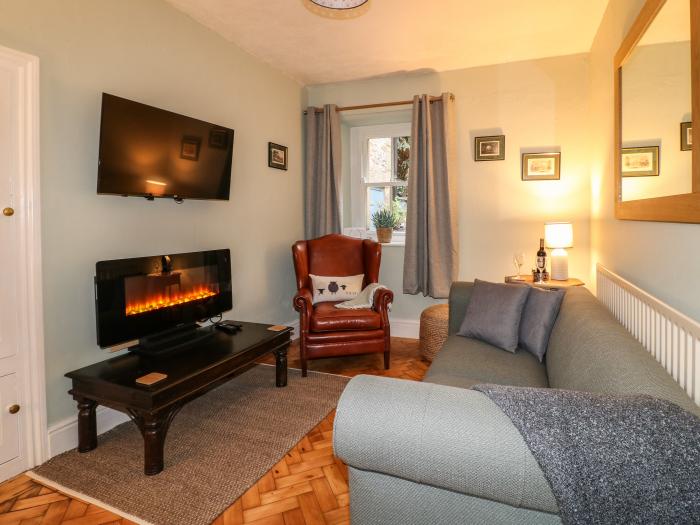 Knoll Cottage, Bakewell, Peak District. Pet-friendly. Close to a shop, pub and a river. WiFi and TV.