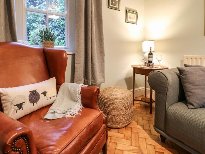 Knoll Cottage, Bakewell, Peak District. Pet-friendly. Close to a shop, pub and a river. WiFi and TV.