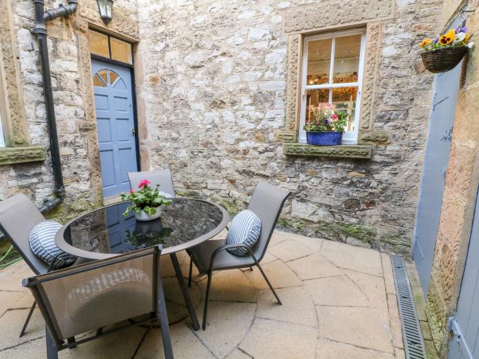 Knoll Cottage, Bakewell, Peak District. Pet-friendly. Close to a shop, pub and a river. WiFi and TV.