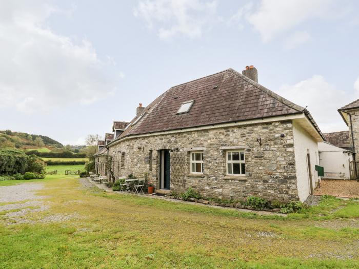 Heron House, Talley near Llandeilo, Carmarthenshire. Close to a shop, an abbey and a lake. TV. WiFi.