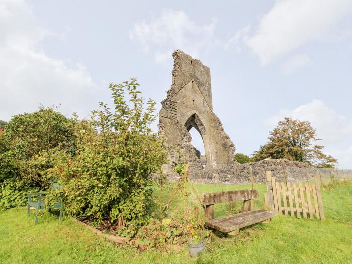 Heron House, Talley near Llandeilo, Carmarthenshire. Close to a shop, an abbey and a lake. TV. WiFi.