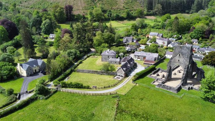 Otters Holt, Talley near Llandeilo, Carmarthenshire. Close to a shop, abbey and castle. Parking. TV.