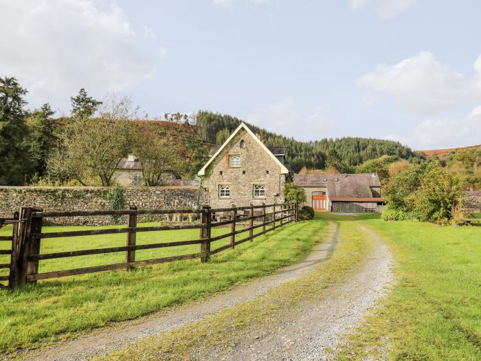 Red Kite Lodge, Talley near Llandeilo, Carmarthenshire. Close to a shop, an abbey and a lake. Wi-Fi.