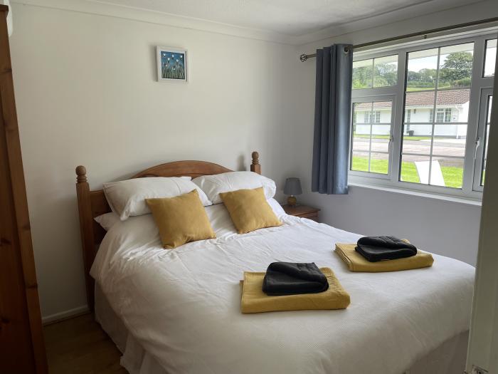 Bumble Bee Lodge, Rosecraddoc Lodge Holiday Village, near Liskeard, Cornwall. Pet-friendly. WiFi. TV