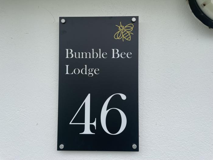 Bumble Bee Lodge, Rosecraddoc Lodge Holiday Village, near Liskeard, Cornwall. Pet-friendly. WiFi. TV