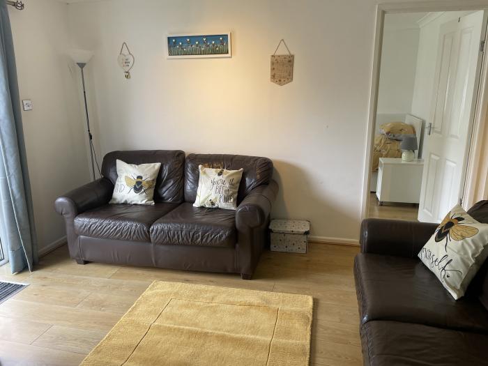 Bumble Bee Lodge, Rosecraddoc Lodge Holiday Village, near Liskeard, Cornwall. Pet-friendly. WiFi. TV