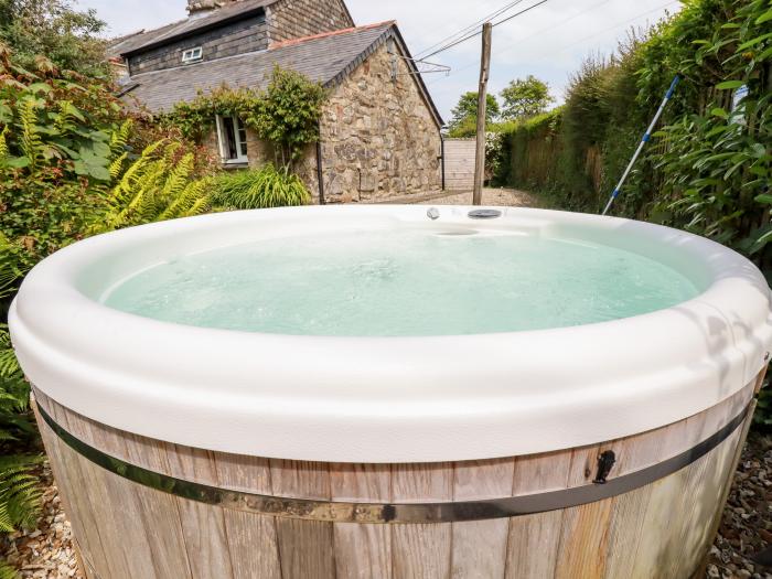 Pixie Nook, Warleggan near St Neot, Cornwall. One bedroom. Romantic. Hot tub. Woodburner. Character.