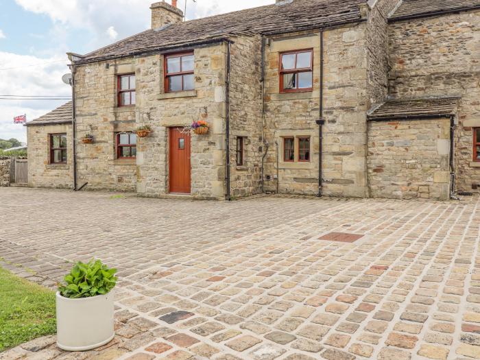 The Farmhouse, Austwick, North Yorkshire. In a National Park. Off-road parking. Enclosed garden.