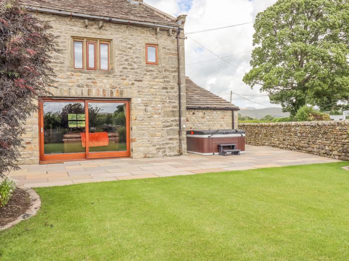 The Farmhouse, Austwick, North Yorkshire. In a National Park. Off-road parking. Enclosed garden.