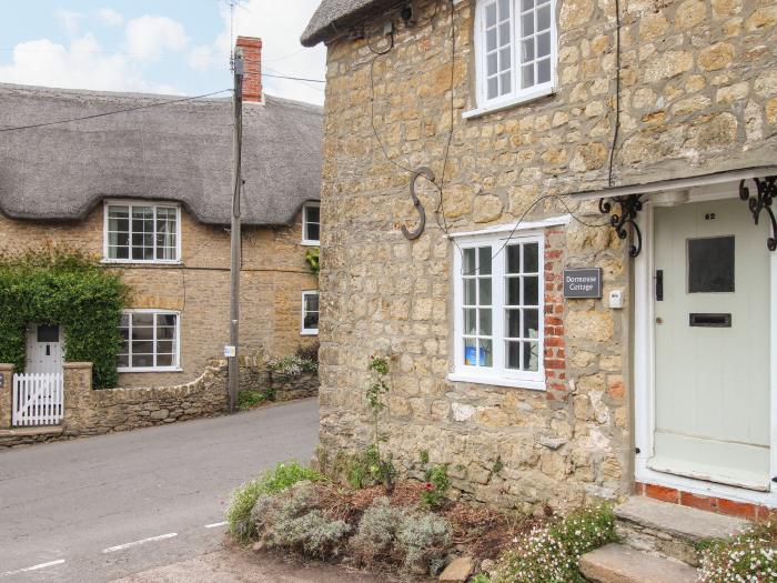 Dormouse Cottage, Burton Bradstock, Dorset. Ideal for families. Pets. Near the Jurassic Coast, WiFi.