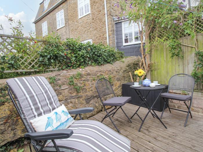 Dormouse Cottage, Burton Bradstock, Dorset. Ideal for families. Pets. Near the Jurassic Coast, WiFi.