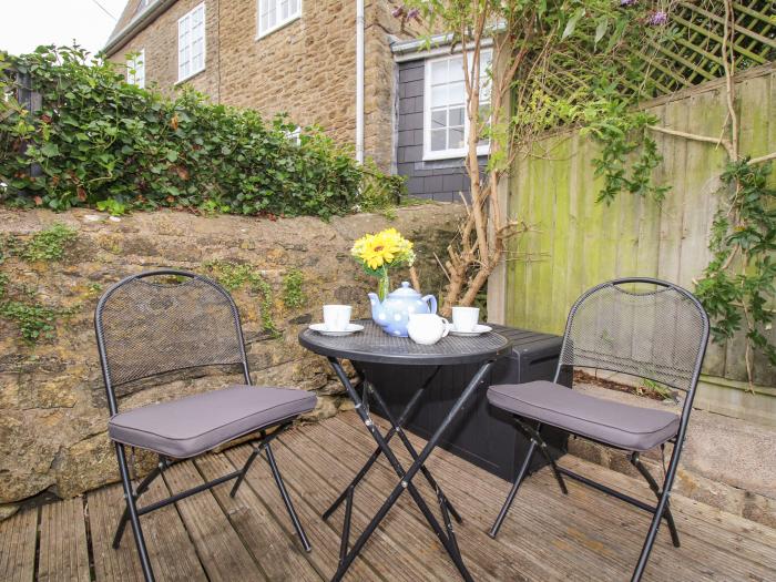 Dormouse Cottage, Burton Bradstock, Dorset. Ideal for families. Pets. Near the Jurassic Coast, WiFi.