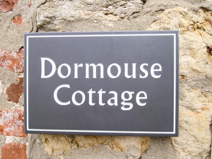 Dormouse Cottage, Burton Bradstock, Dorset. Ideal for families. Pets. Near the Jurassic Coast, WiFi.