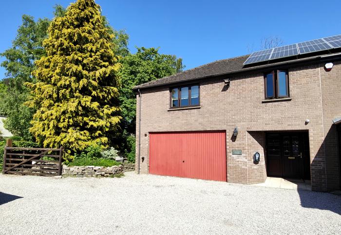 Yewtree House, Sockbridge, Askham, Cumbria, off-road parking, hot tub, near National Park, en-suite.