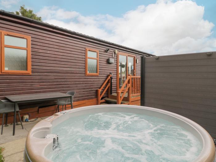 Aspen Lodge Felton, Morpeth, Northumberland. Off-road parking. Smart TV. Hot tub. Close to amenities