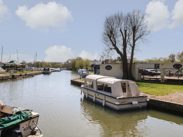Olive is in Stalham, Norfolk. 2-bedroom houseboat enjoying riverside views. Pet-friendly. Near shops