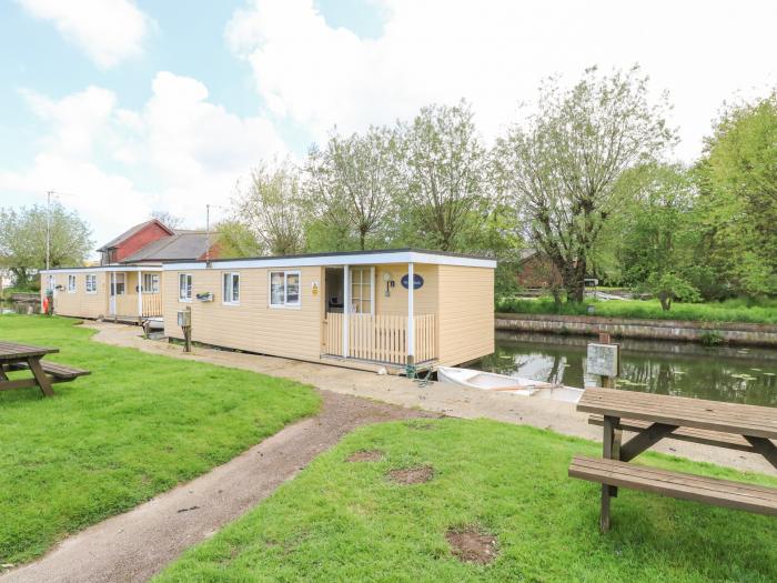 White Moth in Stalham, Norfolk East Anglia, on-site parking, on the river, houseboat, dog-free, 3bed