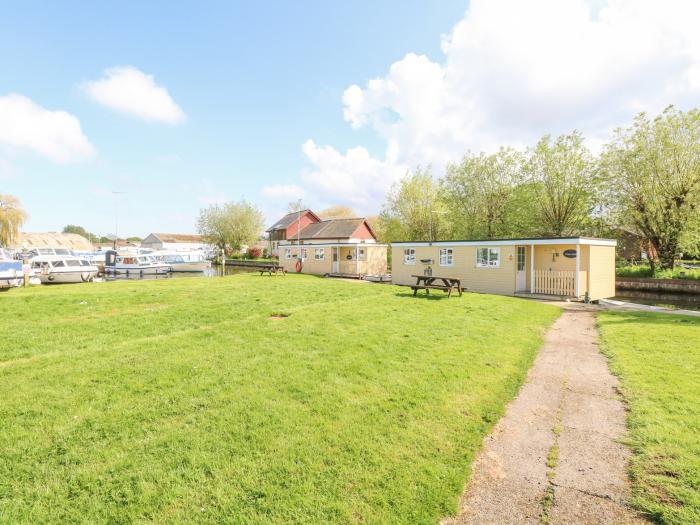 White Moth in Stalham, Norfolk East Anglia, on-site parking, on the river, houseboat, dog-free, 3bed