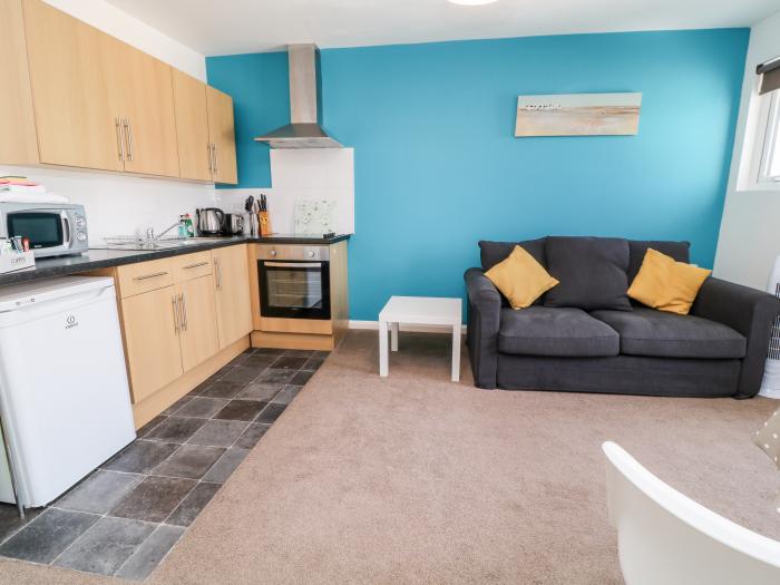 Shoalstone in Paignton, Devon. Open-plan living. Perfect for couples. Beach nearby. Smart TV. 1-bed.
