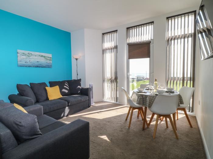 Hollicombe in Paignton, Devon. First-floor apartment. Open-plan living. Sea view. Smart TV. Sofa bed