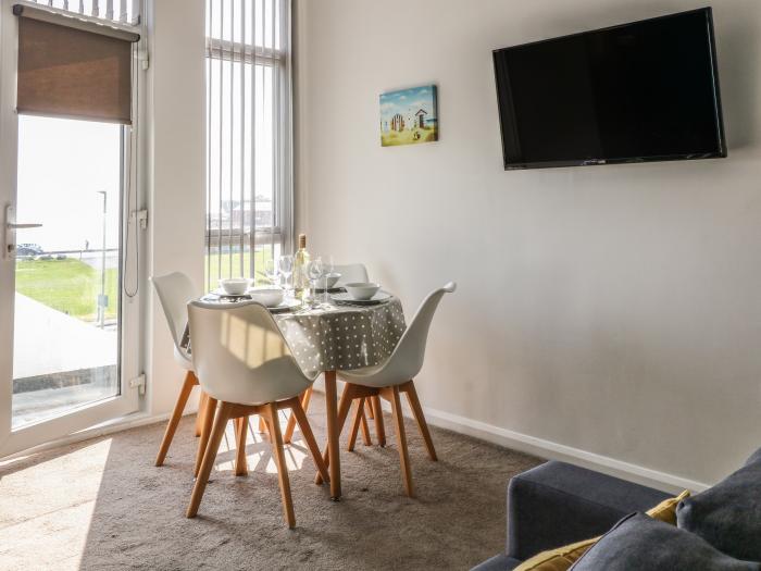 Hollicombe in Paignton, Devon. First-floor apartment. Open-plan living. Sea view. Smart TV. Sofa bed