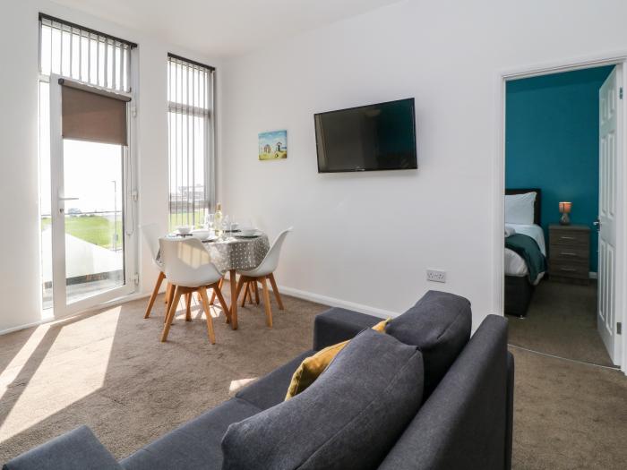 Hollicombe in Paignton, Devon. First-floor apartment. Open-plan living. Sea view. Smart TV. Sofa bed